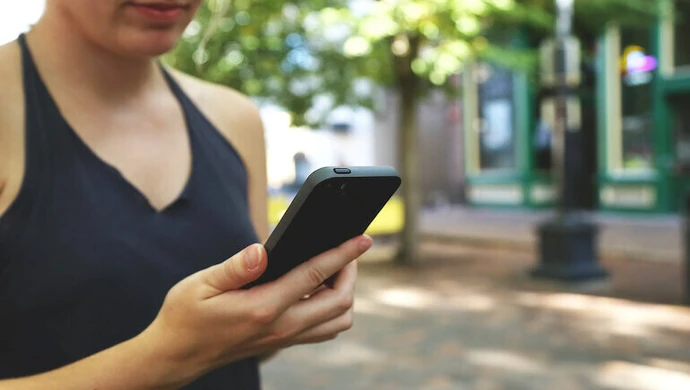 Przechodzisz przez jezdnię? Nie korzystaj ze smartfona!