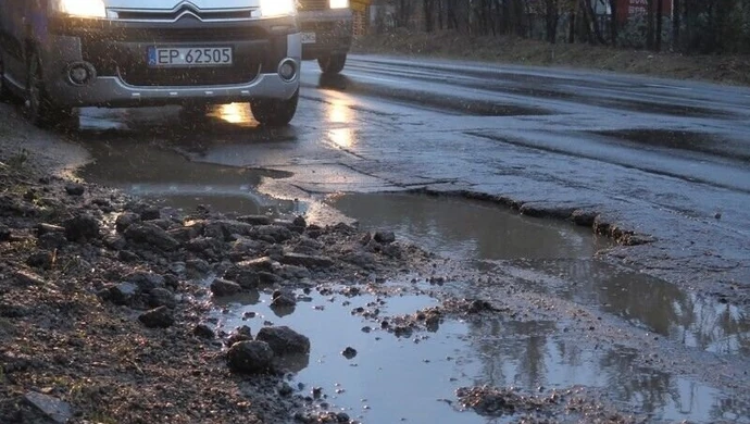 Uszkodziłeś auto, wjeżdżając w dziurę? Walcz o odszkodowanie! 
