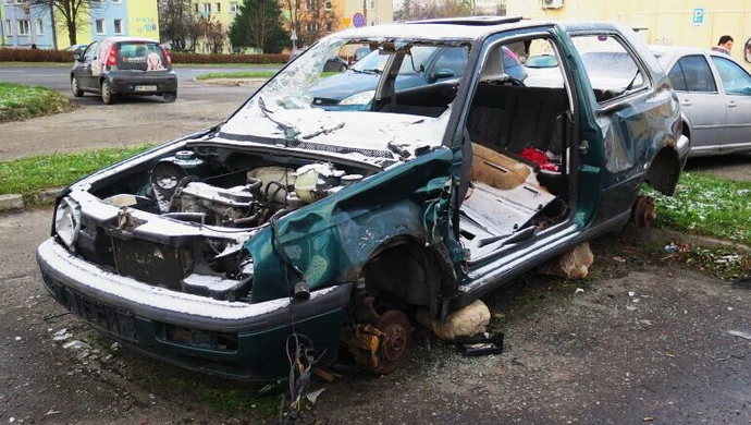 Porzucone wraki na piotrkowskich parkingach