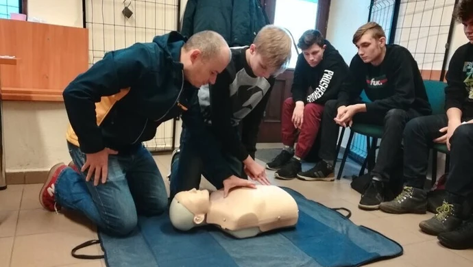 Młodzież uczyła się udzielać pierwszej pomocy przedmedycznej