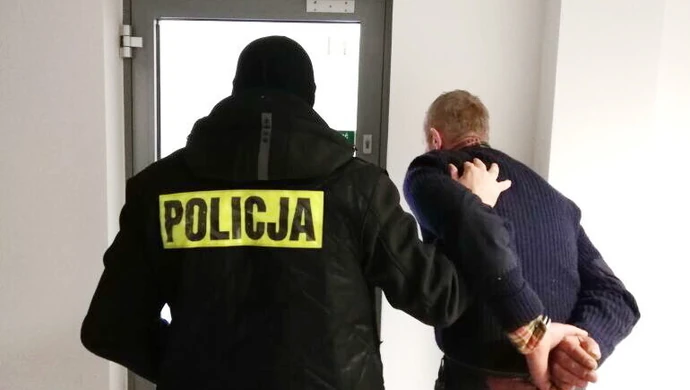 Znęcał się nad żoną. 54-latek z gminy Grabica odpowie też za rozbój i posiadanie broni 