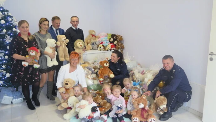 Dzieci z Sulejowa przekazały maskotki policjantom