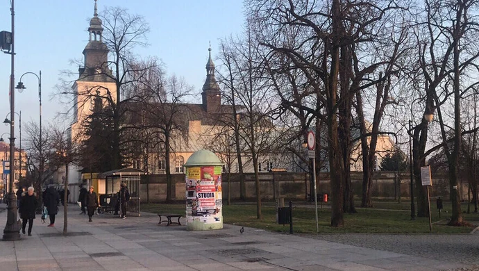 Uwaga! Nieznany mężczyzna zaczepia dzieci w centrum Piotrkowa (posłuchaj relacji)