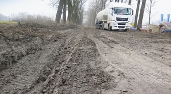 Budują kolejny magazyn, zrujnowali drogę