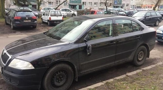 Ul. Belzacka w Piotrkowie. Wandal uszkodził siedem samochodów 