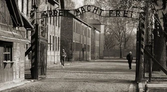 Jak walczyć z &#8222;polskimi obozami śmierci&#8221;?