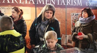 Zwiedzali sale pałacowe