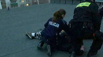 Piotrków. Groził, że skoczy z dachu