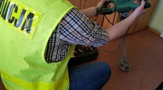 Włamali się do forda, ukradli narzędzia 