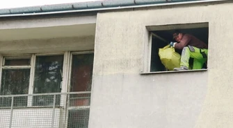 Weszli do mieszkania zbieracza. Śmieci wylatywały przez okna