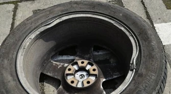 Uszkodził samochód przez dziurę w jezdni. Od roku walczy o odszkodowanie 