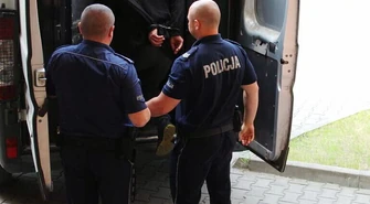 Uderzył pięścią w maskę i uciekł 