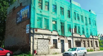 Ryzykowny spacer przy ruinie