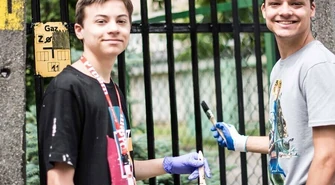 Wolontariusze z różnych stron świata remontują mieszkania najbardziej potrzebujących piotrkowian