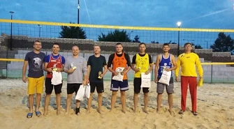 Grali w plażówkę nocą