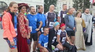 Po raz czwarty pobiegli w nocnym półmaratonie. Zobacz, kto stanął na podium! 