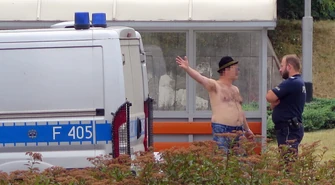 Biegał nago i krzyczał, że jest papieżem