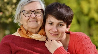 Jak zostać profesjonalną opiekunką osób starszych? Kwalifikacje, na które warto postawić!