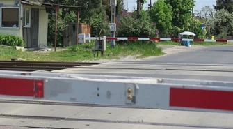 Nieostrożny kierowca uszkodził przejazd kolejowy