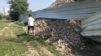 Rozsypany gruz na ulicy Szklarskiej