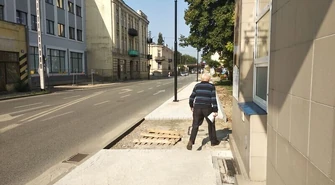 Głęboka dziura przykryta jedynie paletą 