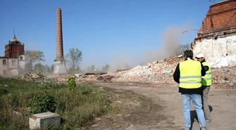 Wyburzono część komina w Moszczenicy