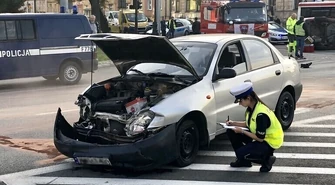 Zderzenie trzech osobówek. Dwie osoby ranne