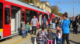 Piotrkowianie oglądali nowy pociąg Łódzkiej Kolei Aglomeracyjnej 