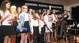 Patriotyczne śpiewanie w piotrkowskiej "Piomie"