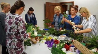 Florystyka, ceramika, haft krzyżykowy&#8230; Wizyta w bibliotece rozwija 