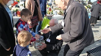 Kwestowali na cmentarzu w Moszczenicy