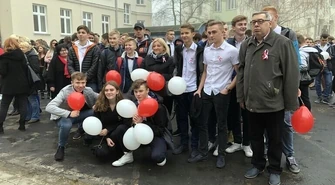 Uczniowie i nauczyciele z ZSP 1 wspólnie zaśpiewali hymn