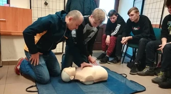 Młodzież uczyła się udzielać pierwszej pomocy przedmedycznej