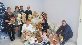 Dzieci z Sulejowa przekazały maskotki policjantom