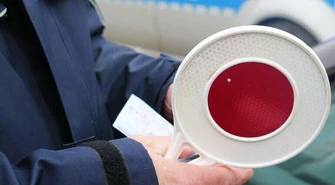 Opel 30-latka emitował uprzywilejowane sygnały dźwiękowe. Mężczyznę zatrzymała policja 