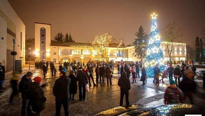 Pijani zdobyli szczyt 8-metrowej choinki