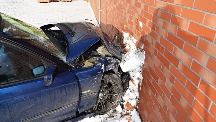 Młody kierowca bmw wpadł w poślizg i wjechał w… sklep 