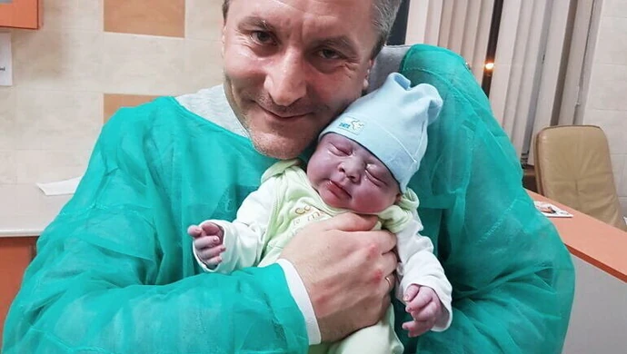 Szczęśliwy tata dziękuje za troskliwą opiekę 