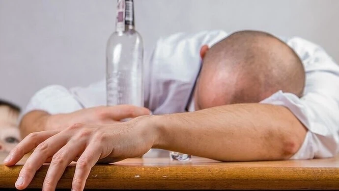 Niemowlę pod opieką pijanych rodziców 