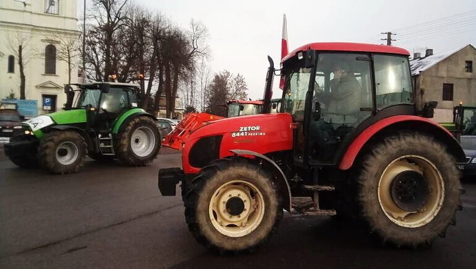 Rolnicy zablokowali drogę między Srockiem a Piotrkowem
