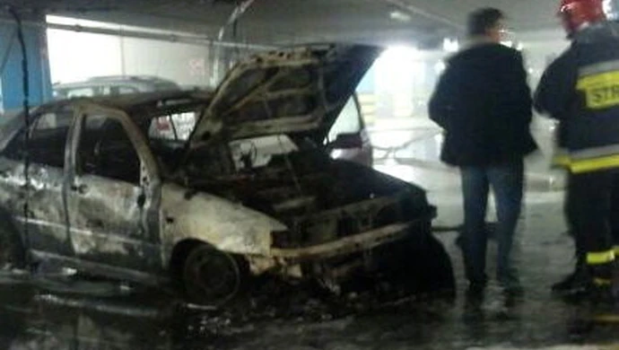 Pożar na parkingu wielopoziomowym. Jak się zachować?