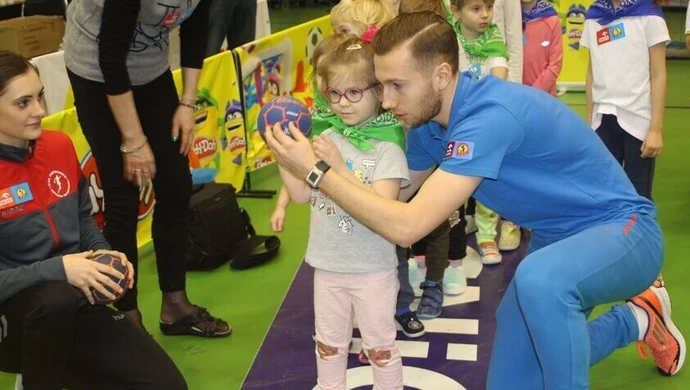 Przedszkolaki zagrały ze sportowcami