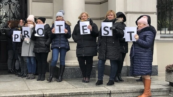 "Dość pracy za grosze" - protest śniadaniowy przed gmachem piotrkowskiego sądu
