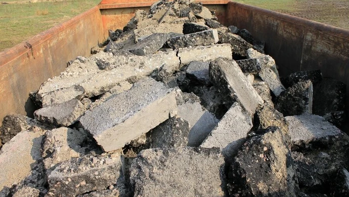 Kontener na gruz czysty czy zmieszany - który wybrać?