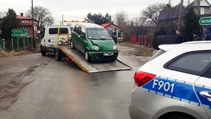72-letni kierowca staranował ogrodzenie. Dalszą jazdę uniemożliwił mu świadek zdarzenia 