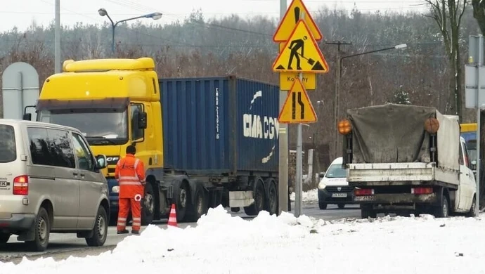 Trudny przejazd Rakowską. Robotnicy łatają dziury w jezdni 
