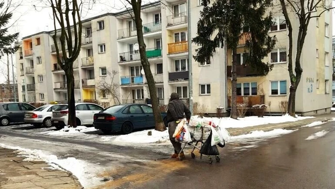 Chcą zlicytować mieszkanie zbieracza