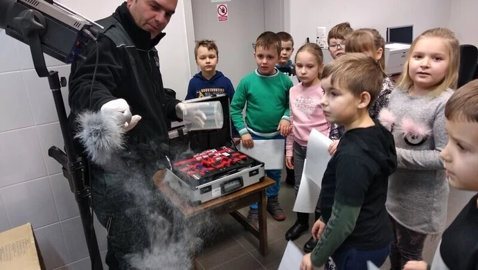 Dzieci odwiedziły komendę policji w Piotrkowie