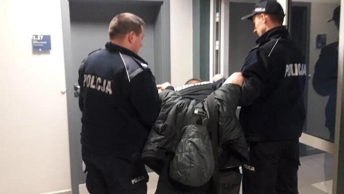 Groził rodzinie śmiercią, napadł na policjantów