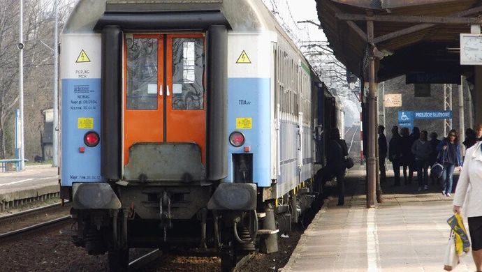 Zderzenie pociągu i osobówki. Dwie osoby nie żyją (AKTUALIZACJA)